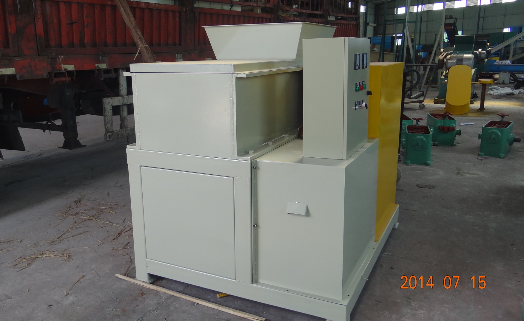 Single shaft shreder SS-600 with 300-500 kg/hour capacity